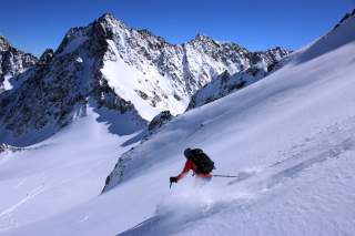 Skifahrerin am Längentaler Weißer Kogel in den Stubaier Alpen.